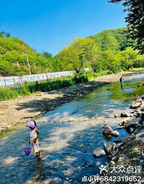 南漳李庙镇漳河上游浅滩踩水场景