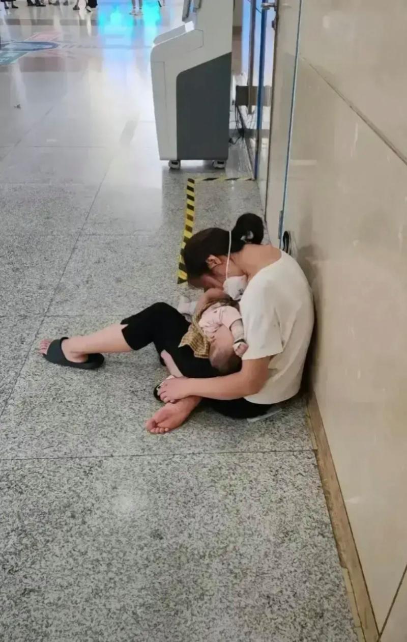 重病儿童陪伴 医院走廊家长靠墙休息