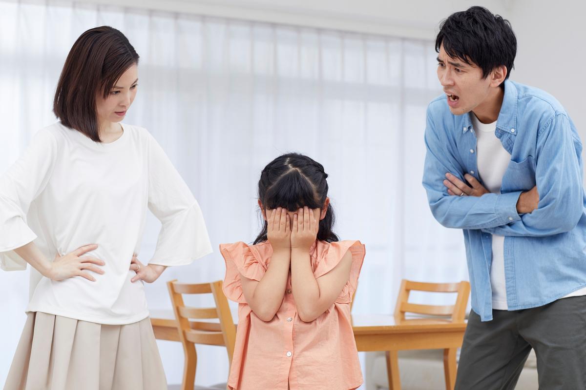 亲子吵架孩子摔门离家真实场景图