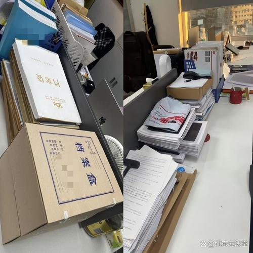 CBD写字楼法务工位上堆着的劳动争议卷宗特写