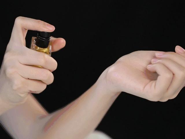 女性在手腕试香的场景侧拍