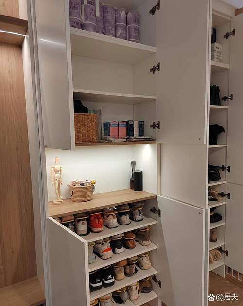 出租屋玄关鞋架顶面摆放三样日常物品整洁