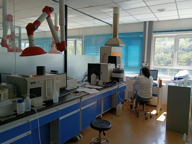 环境微生物高通量筛选实验室操作台实拍
