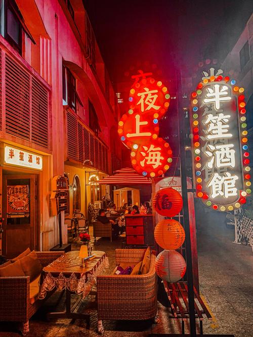 深夜上海弄堂里亮着暖灯的本帮菜小馆