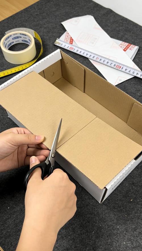 衣柜缝隙用旧鞋盒改造的内衣收纳格