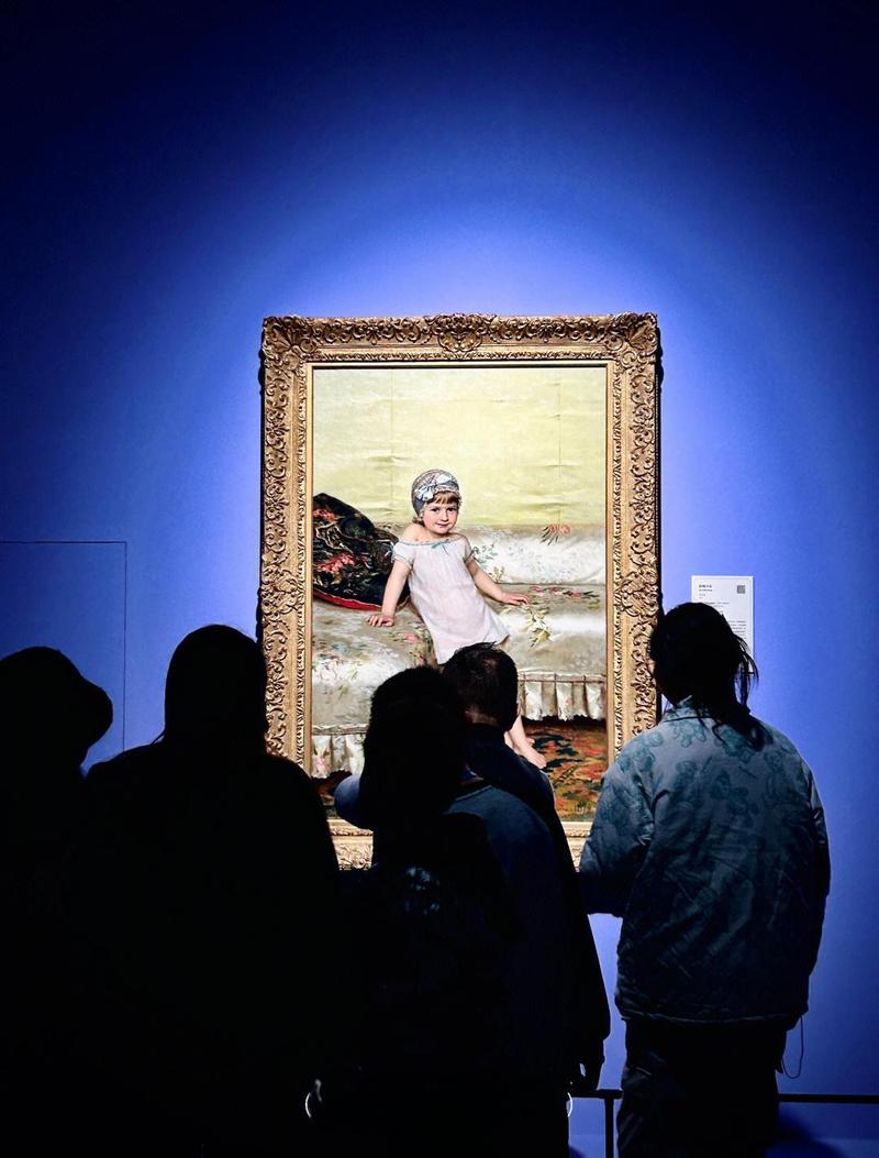 美术馆展厅儿童观看文艺复兴油画场景