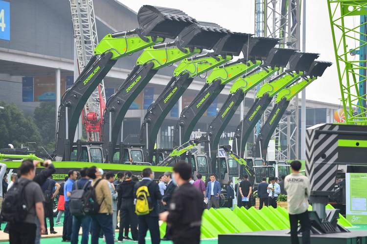 可拆解挖掘机工业绿色设计展台实拍