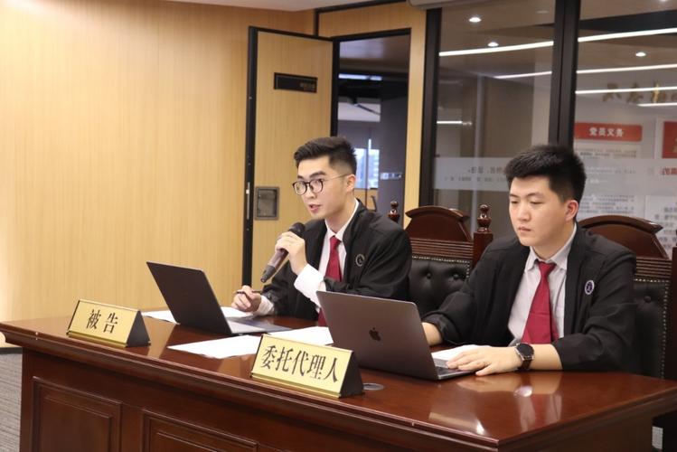 法庭上律师和被告人低声商议策略