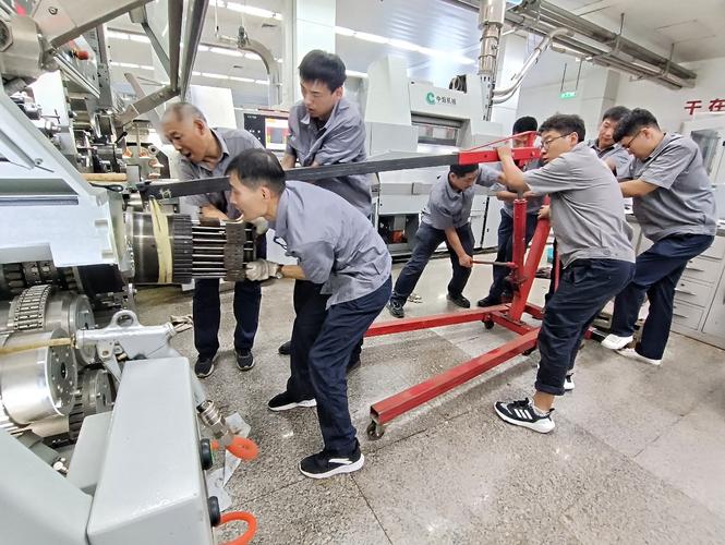 工厂班组休息时间大笑练习场景图