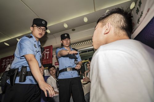 高铁霸座纠纷乘警执法现场图