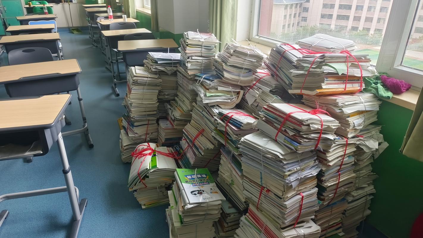 高中生书桌堆满未拆封升学复习资料