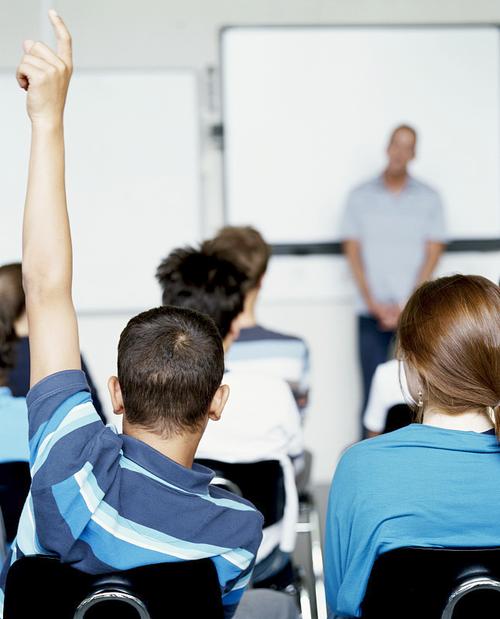 中学课堂上学生半举手臂缩回去的瞬间