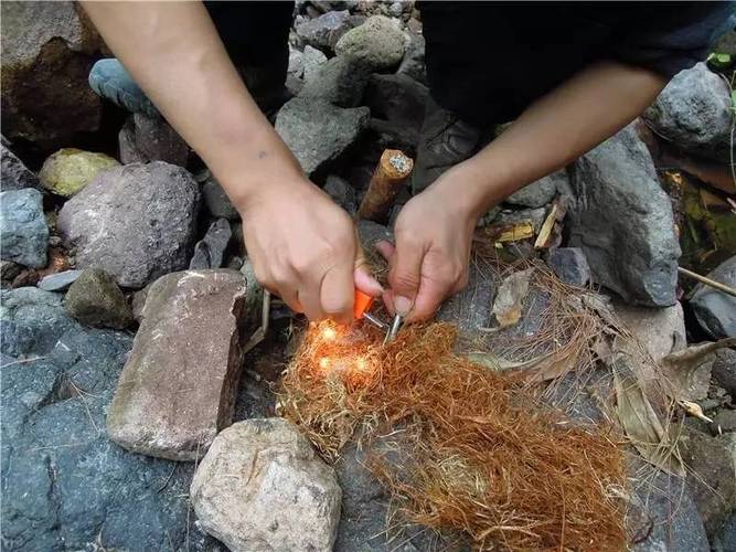 松脂火把手工制作过程近景