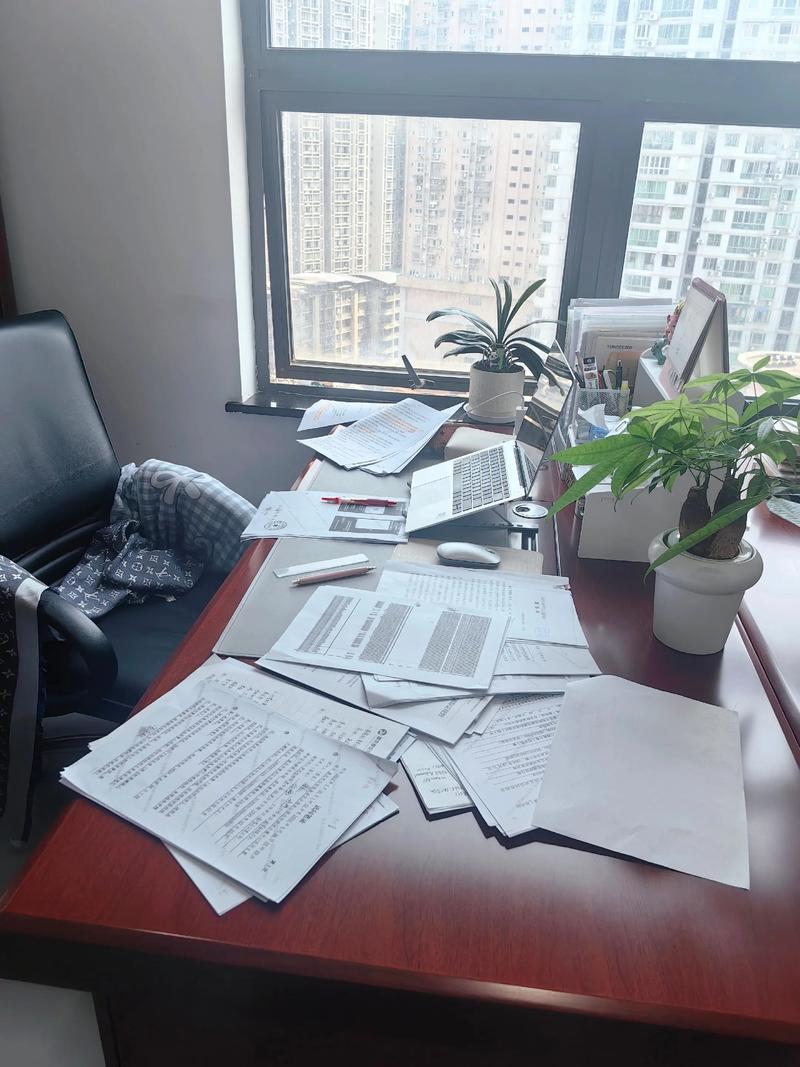 律师整理债务追偿证据材料办公桌场景