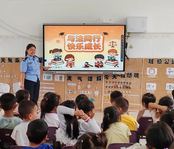 幼儿园儿童法治教育角色扮演活动现场