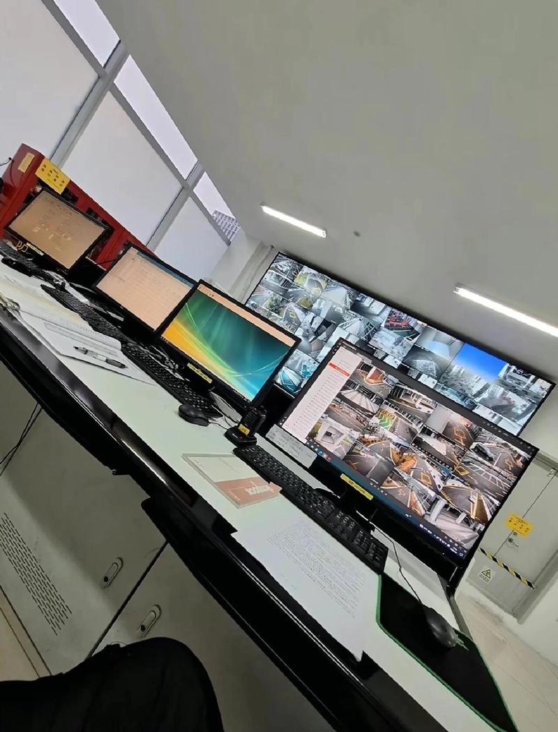 居家远程办公女性工位监控截图