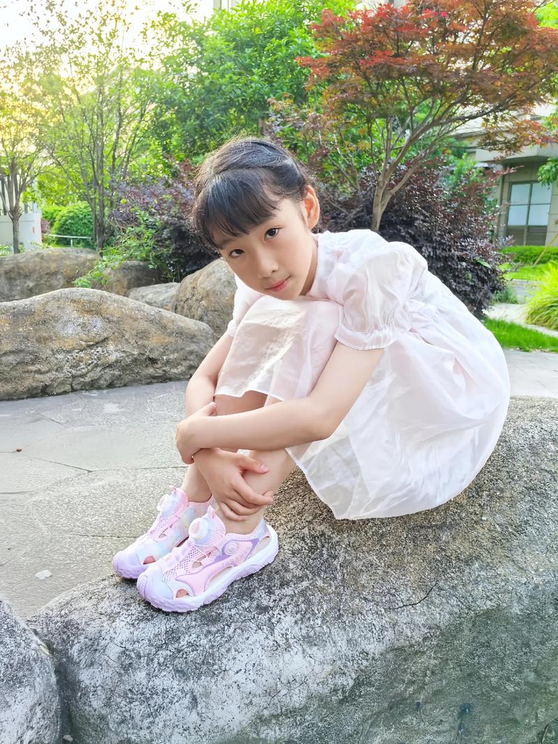 孩子蹲在路边看蚂蚁