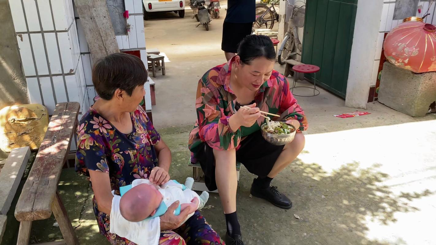 奶奶在公园小道追着孙子喂饭
