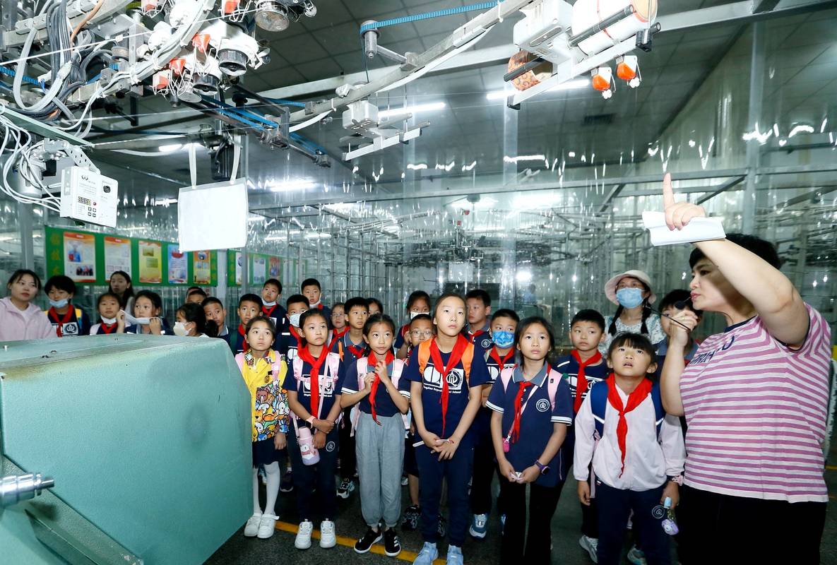 中小学生工业基地劳动教育实践合影