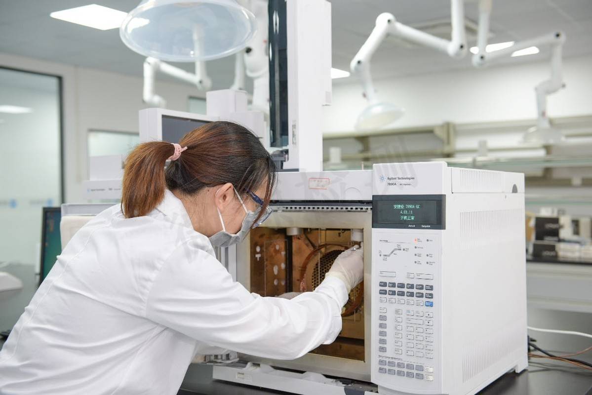 工业质检员使用检测仪器工作背影