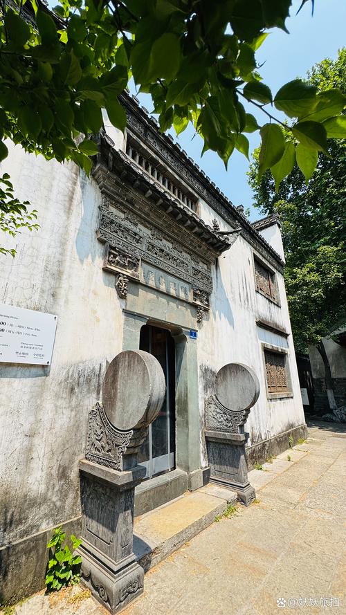 南京老门东民国砖墙边的独立书店日常场景
