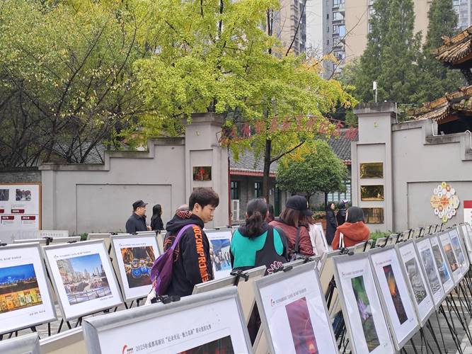 社区街边公共墙摄影作品展览现场