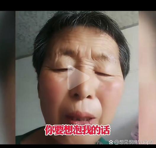 奶奶满脸皱纹笑着递过搪瓷杯喂水给孙子