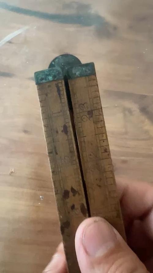 带有岁月痕迹的旧式游标卡尺特写
