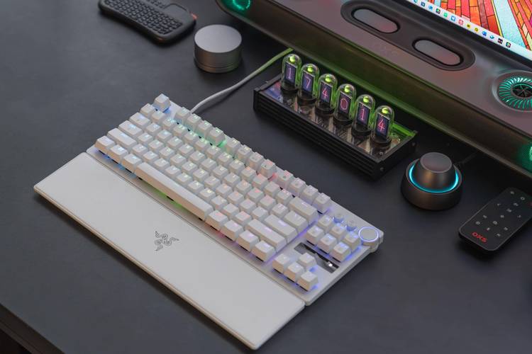 电竞玩家使用雷蛇光轴键盘进行激烈游戏场景