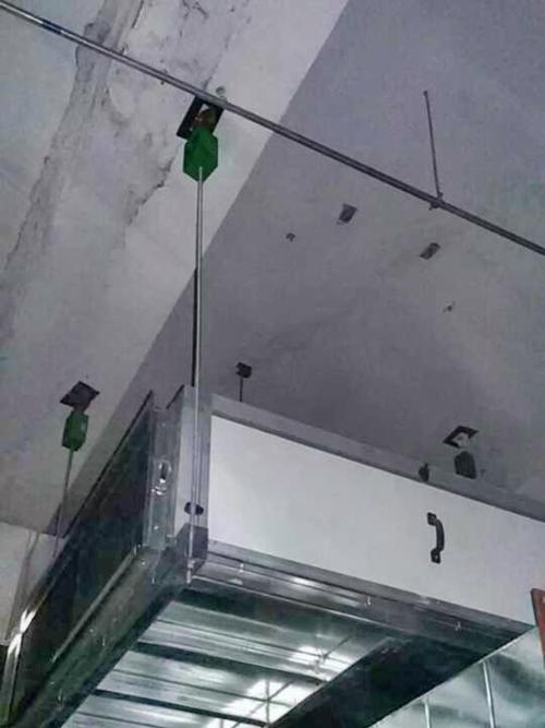 中央空调内机吊装减震垫安装特写图