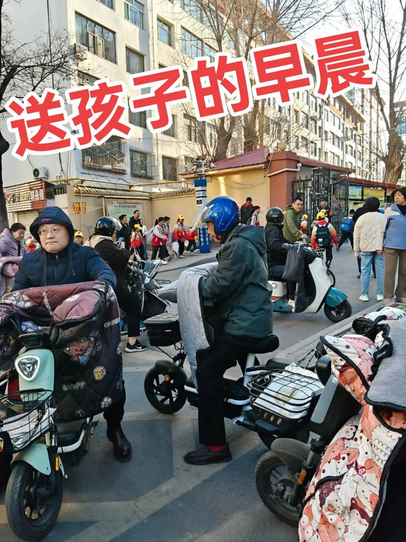 清晨工业区双职工妈妈匆忙送孩子上学