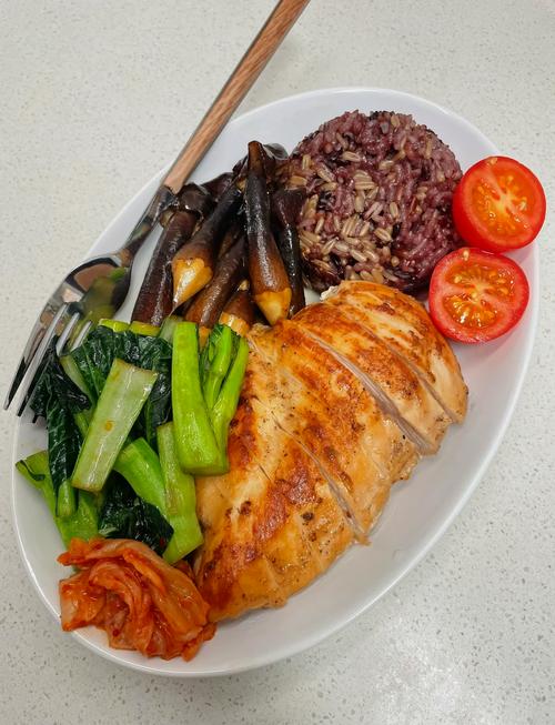 运动后鸡胸肉糙米蔬菜均衡餐盘