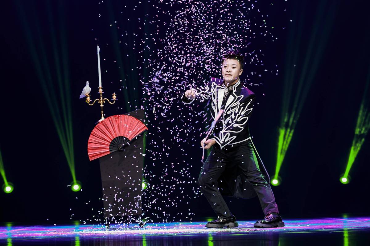 正规大剧院舞台魔术表演现场图