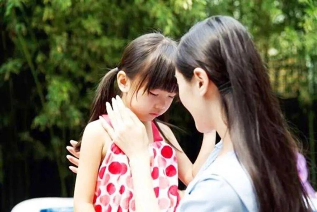 孩子摔倒妈妈蹲下安慰