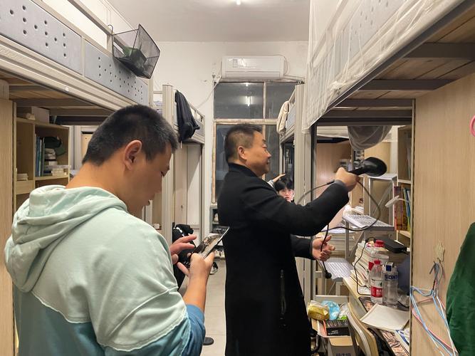 毕业生正在检查人才公寓房间设施
