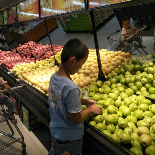 九岁孩子独自在小区水果店买水果