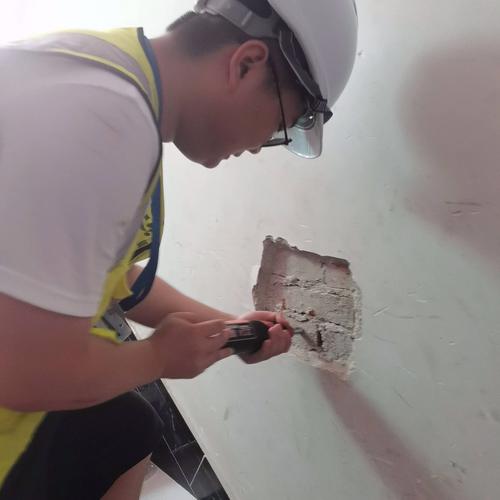 家装墙面PH值测试现场操作图
