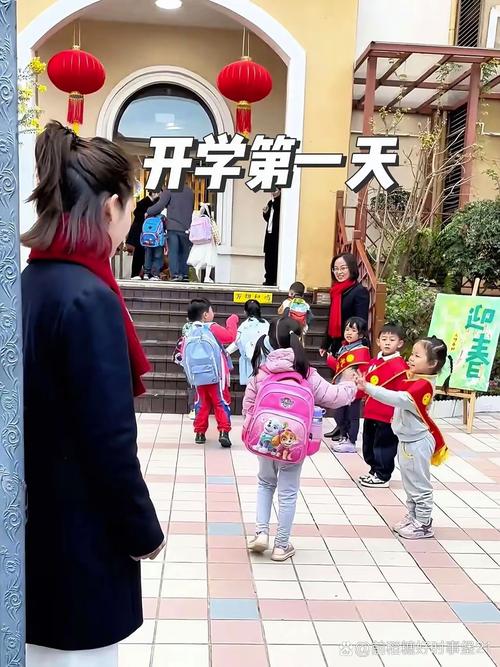 幼儿园门口孩子抱着妈妈腿哭闹场景