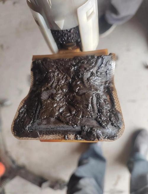 汽车机油泵集滤器油泥堵塞实物图
