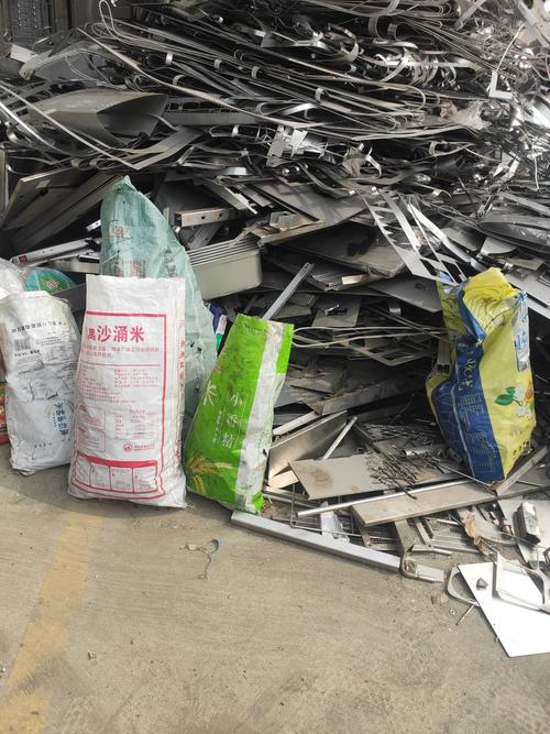车间现场报废的铝制加工工件堆