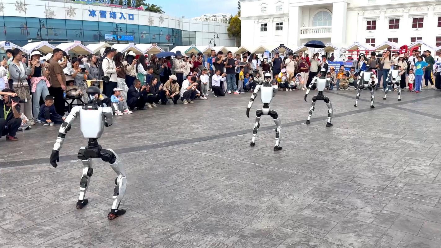 工业展会现场 机械臂 舞蹈 表演 人群
