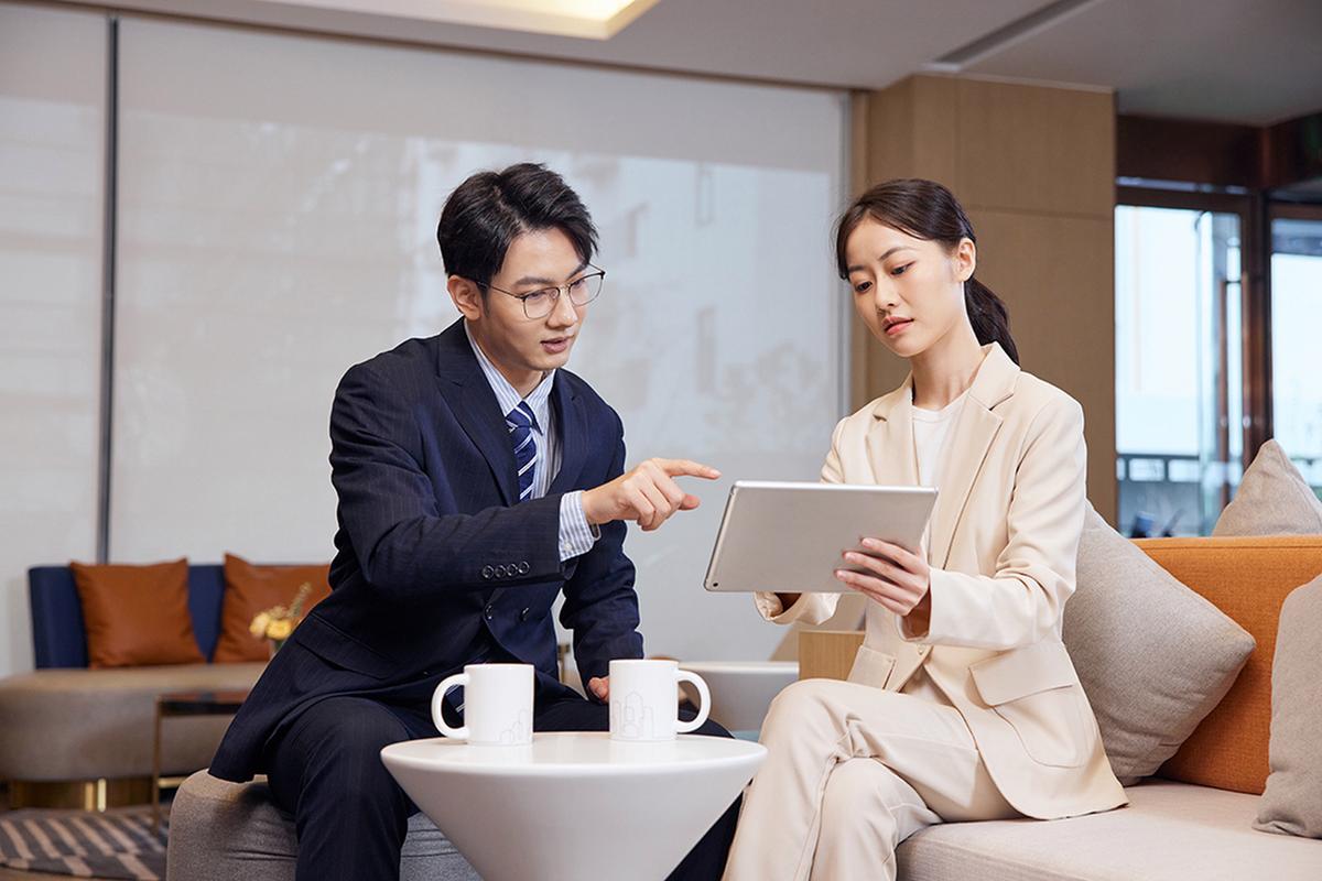 职场新人办公室沟通场景图