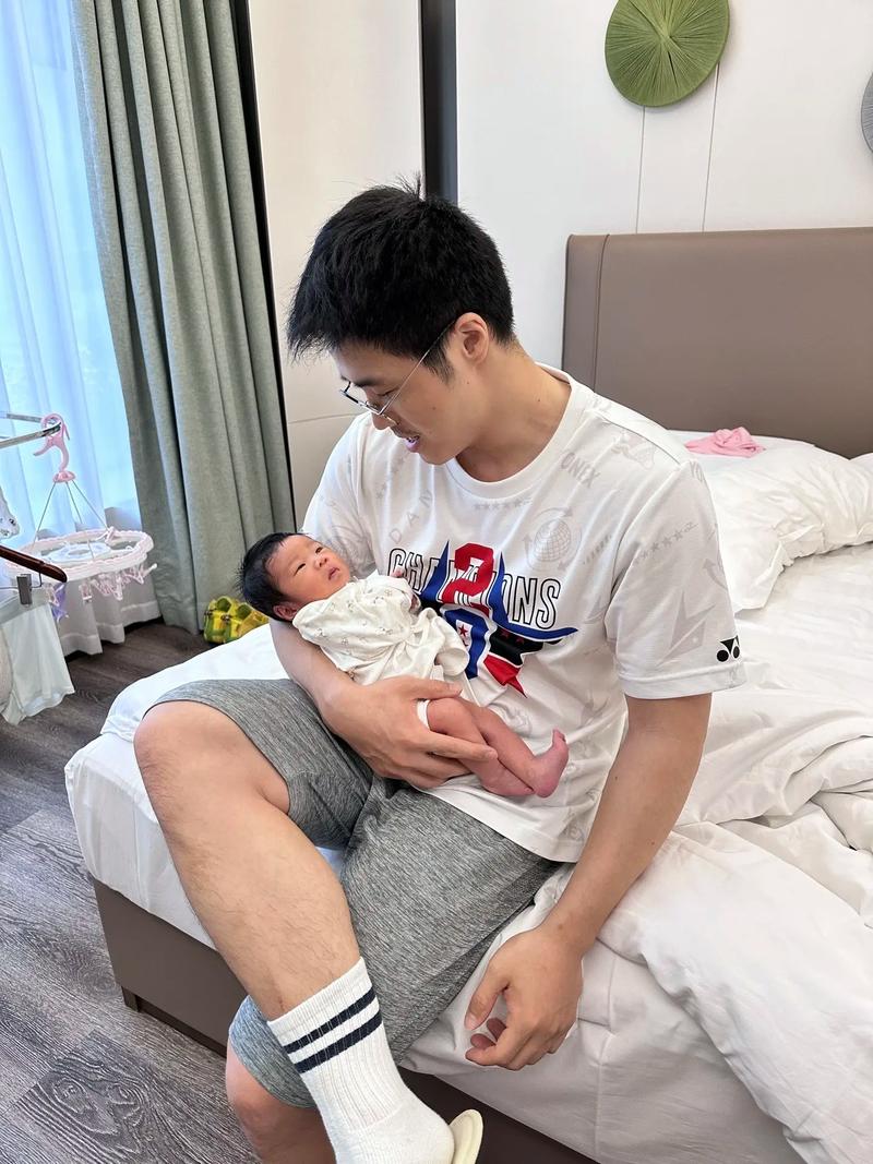 爸爸训练营 新手爸爸手足无措抱娃