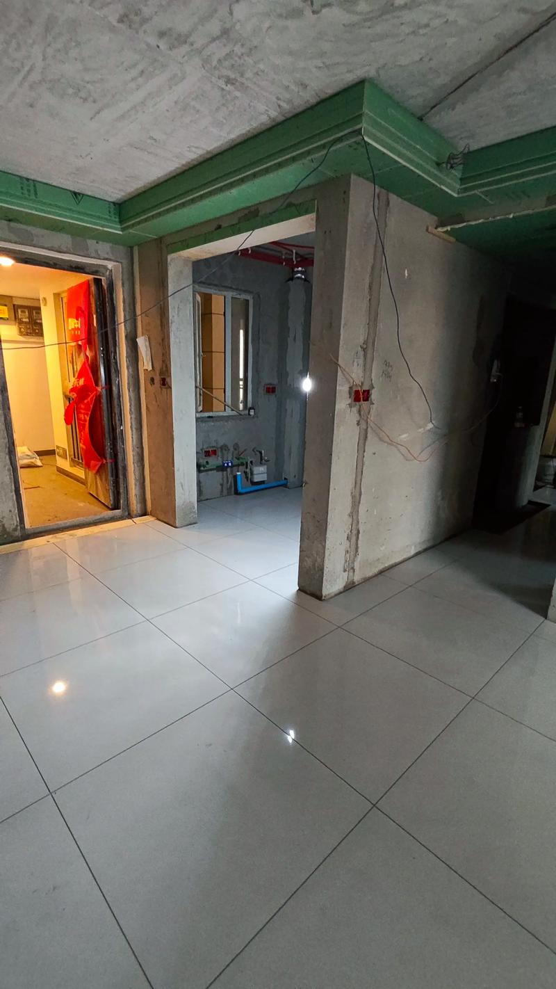 装修师傅正在铺贴全瓷地砖