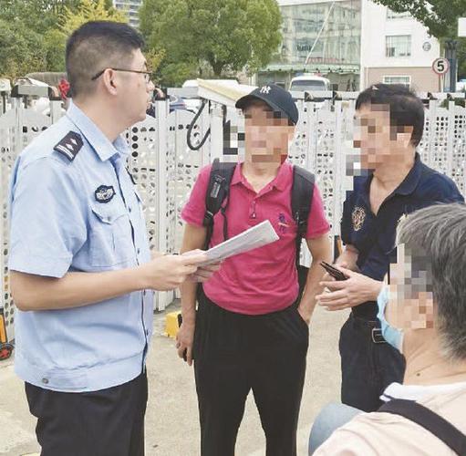 家属在刑事律所外焦急等待