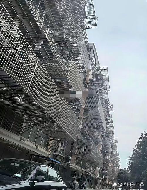 城市居民楼相邻防盗网争议现场图
