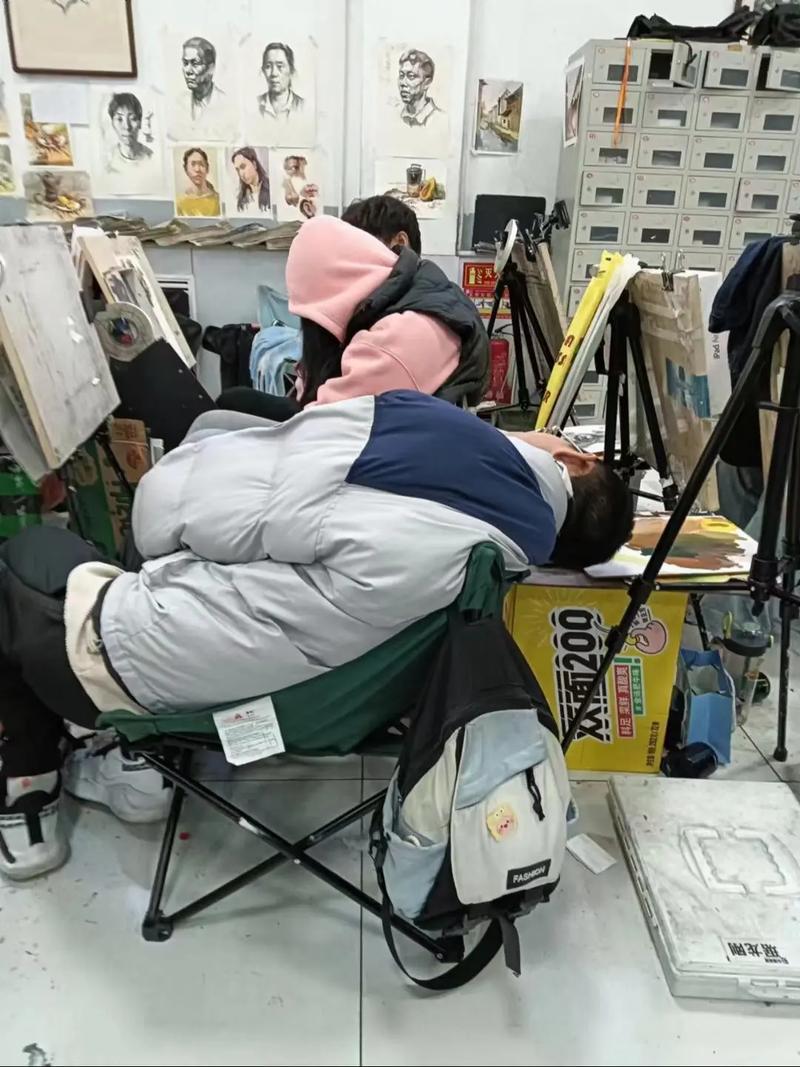 艺考生在画室疲惫趴在画板上休息