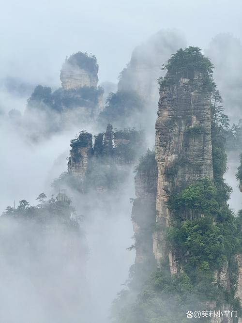 张家界雨天雾绕峰林景观