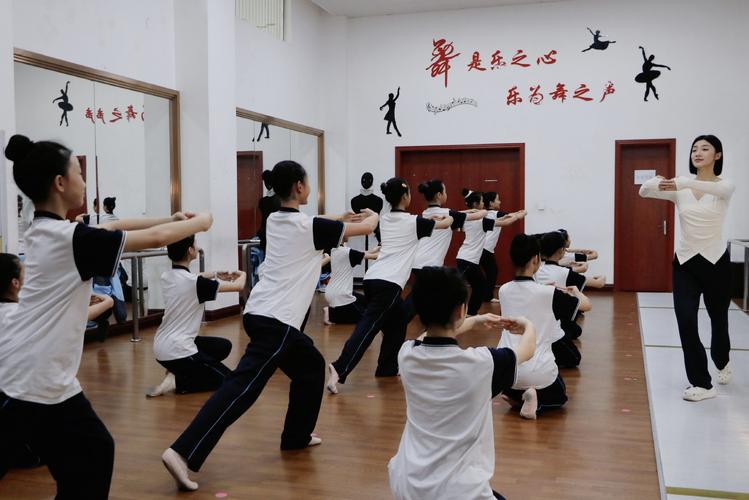远程同步课堂中学生相互展示舞蹈互动环节