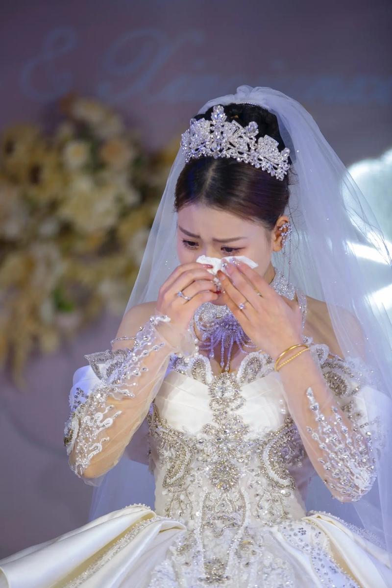 婚礼上新娘含泪微笑的特写
